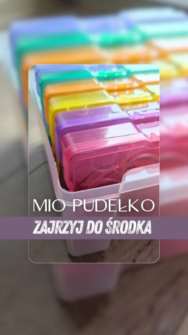 Pokażę ci co skrywa moje MIO pudełko 👇
Napisz MIO i zajrzyj do środka 💜

___
Pudełko z przegródkami skradło wasze serca, moje też i już żałuję, że wzięłam tylko jedno 😔

Idealne dla miłośników rękodzieła, dla kreatywnych dusz i dla logopedów, których gabinety skrywają przecież niezliczoną ilość skarbów i innych przydasiów 🤫

Moją skrzynkę zamieniam na MIOpudełko, bo jako logopeda mobilny 🚗 lubię mieć wszystko pod ręką i w jednym miejscu. Zebrałam tam gadżety, które towarzyszą mi w pracy, których używam niemal codziennie i już widzę, że to był strzał w dziesiątkę 🎯 MEGA POLECAJKA 🫶

#loogomowa #logopedia #terapia #mio #wadywymowy #ćwiczenia #loogobox #unboxing