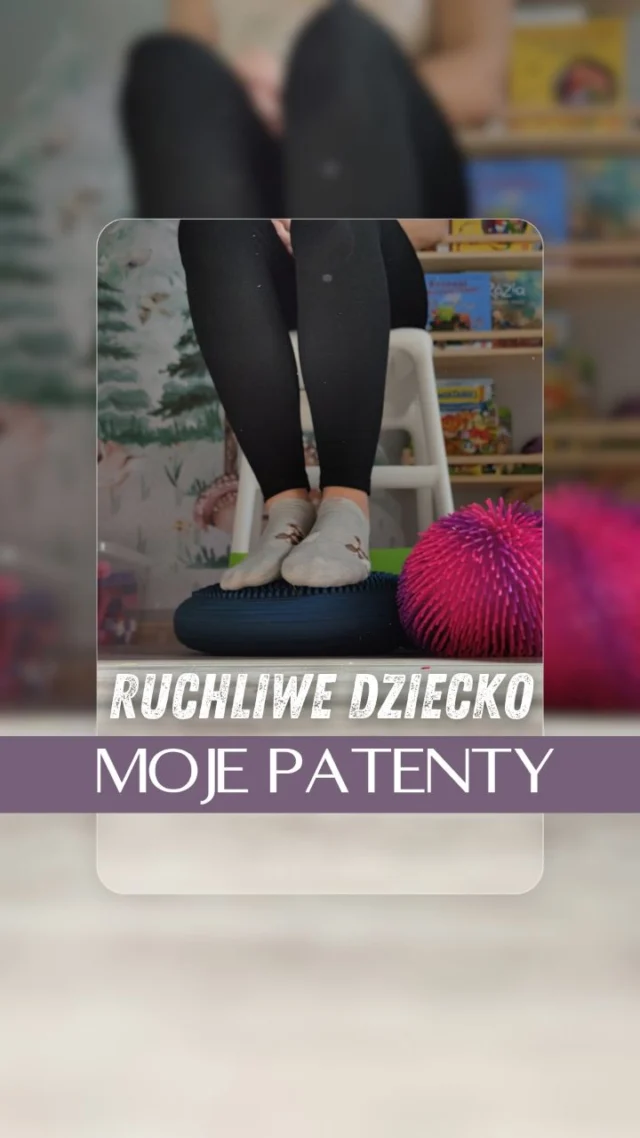 Taśma na krześle to odkrycie ostatnich miesięcy!

Niby zwykła guma do ćwiczeń, a zupełnie zmienia poziom koncentracji i skupienia, wydłuża czas pracy, wycisza, uspokaja, pozwala zająć nogi i ciało, by głowa mogła lepiej skupić się na zadaniu.

Gumy polecane są dzieciom z ADHD, z zaburzeniami integracji sensorycznej, z problemami z koncentracją, z dysleksją.. a ja myślę, że to świetne rozwiązanie dla każdego dziecka, bo ciało potrzebuje ruchu.

Nie byłabym sobą, gdybym nie zaczęła kombinować i próbować też z innymi przedmiotami - jedne sprawdzają się bardziej, inne nieco mniej, czasem zmieniamy je w trakcie zajęć, bo zmieniają się potrzeby małego człowieka.
Najważniejsze, że działa!

Sama mam pod biurkiem matę z kolcami albo dysk sensoryczny i pracuje mi się zdecydowanie przyjemniej 💻 a nogi nie zawijają się już tak chętnie w ósemkę lądując na krześle 🤫

Znał(_)ś ten sposób?